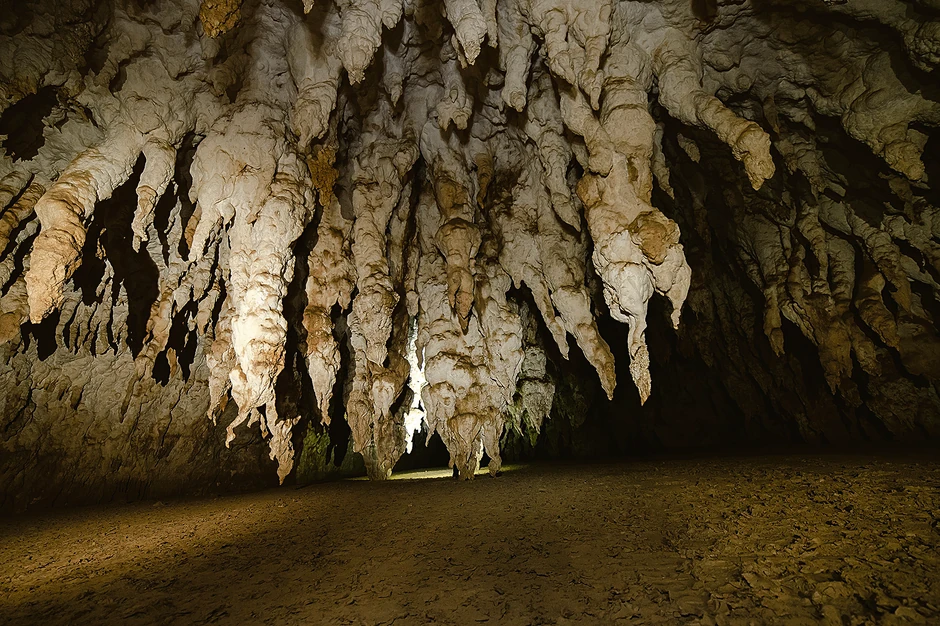 Samar, pećina kod Svrljiga kroz koju protiče reka Kopaja