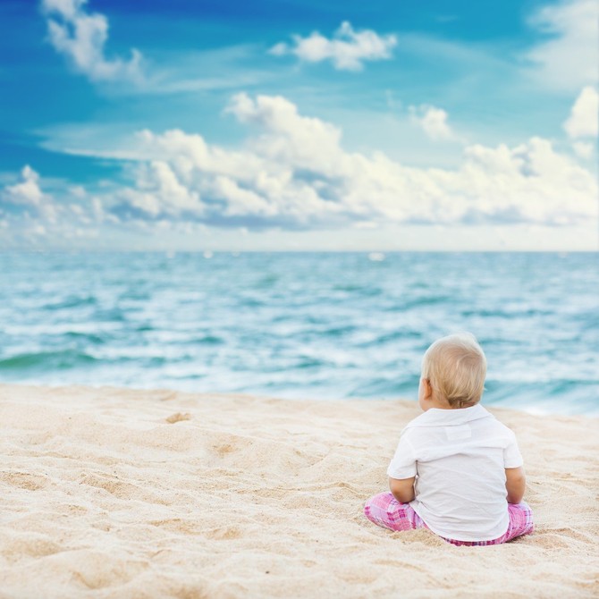 Nije dobro da beba na plaži bude gola