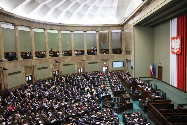 Warszawa, 26.05.2023. Posłowie na sali obrad Sejmu w Warszawie w ostatnim dniu posiedzenia, 26 bm. Posłowie mają się zająć m.in. dalszymi pracami nad złożonym przez PiS na początku maja projektem noweli ustawy o organizacji i trybie postępowania przed Trybunałem Konstytucyjnym. (aldg) PAP/Leszek Szymański