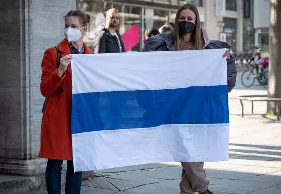 Stworzyli flagę Rosji, która nie jest "splamiona krwią". Stała się antywojennym symbolem