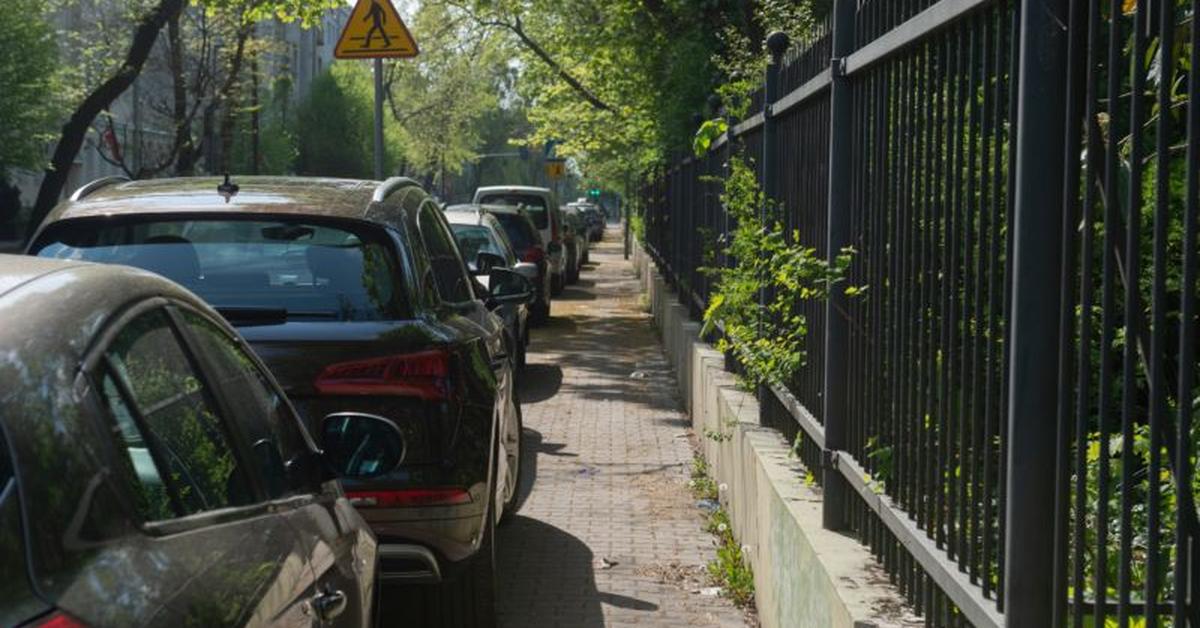  Parkowanie na chodniku. Aby uniknąć mandatu, trzeba spełnić te warunki