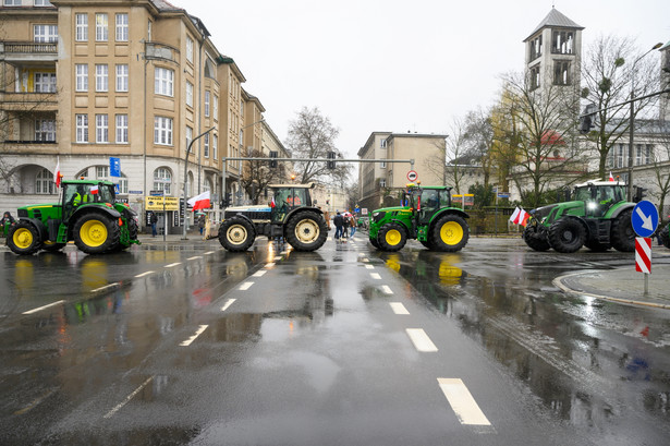 Poznań, 09.02.2024. Protest rolników przed Wielkopolskim Urzędem Wojewódzkim.