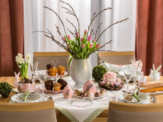 Modne dekoracje stołu na Wielkanoc 2021