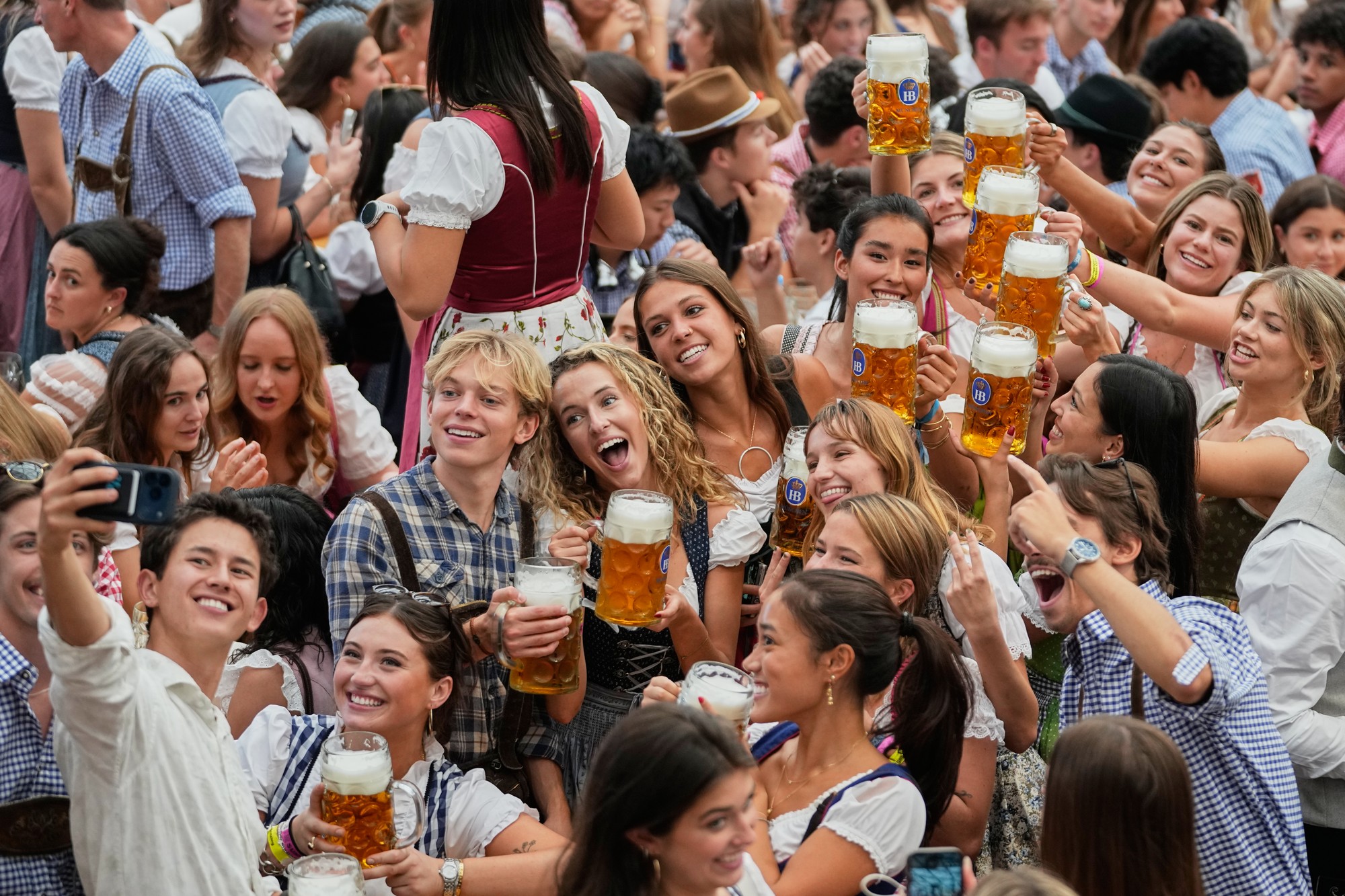 Na Oktoberfeste zostali vysieť návštevníci atrakcie dole hlavou.