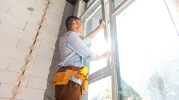 dofinansowanie do wymiany okien, drzwi lub bram garażowych. to jednak nie wszystko, katalog materiałów i usług objętych wsparciem finansowym jest szeroki