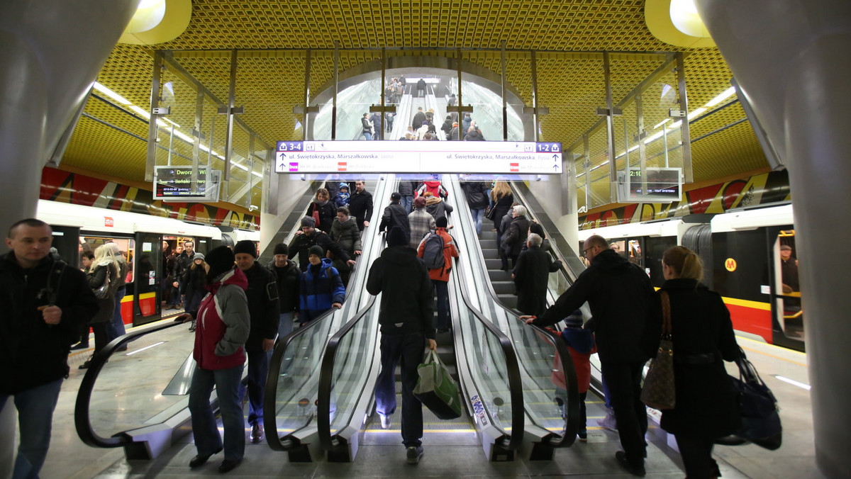 233 tys. pasażerów skorzystało z II linii metra w pierwszym dniu funkcjonowania podziemnej kolejki. W poniedziałek rano mieszkańcy Warszawy najchętniej korzystali ze stacji "Świętokrzyska". Nie obyło się bez problemów technicznych - pojawiły się awarie schodów ruchomych.