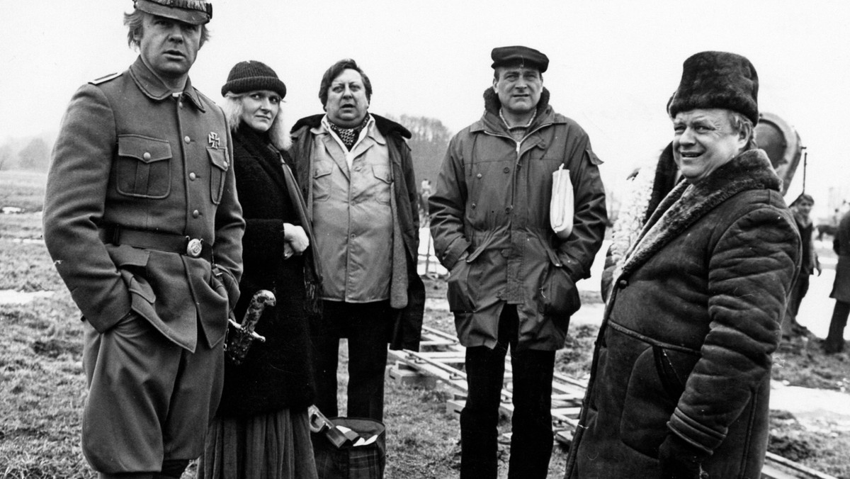 Na planie zdjęciowym filmu „Miś. Od lewej: Stanisław Tym, Milena Celińska, Edward Rauch, Janusz Zakrzeński i Stanisław Bareja, 1980r.