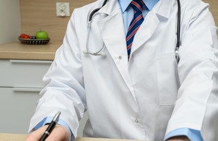 Masowe kontrole na L4 w 2025! Kontrolerzy mogą zapukać do drzwi nawet w ciągu 24 godzin