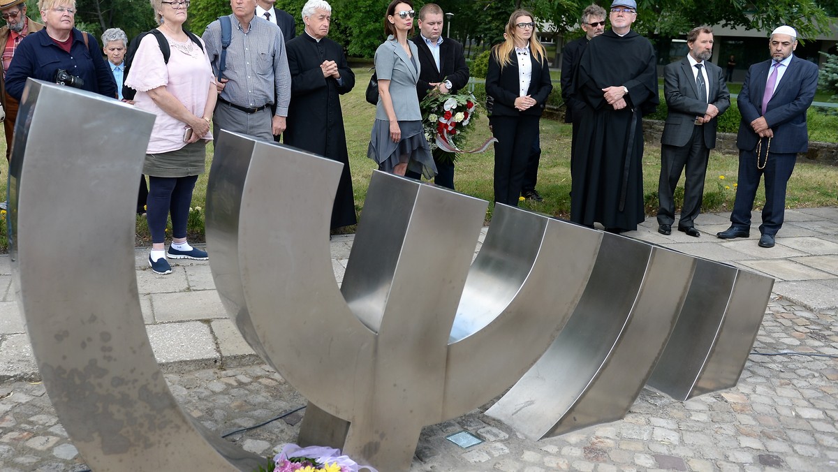 Kielczanie, przedstawcie społeczność żydowskiej i reprezentanci władz oddali we wtorek w Kielcach hołd ofiarom pogromu sprzed 71. lat. W miejscu pogromu kieleckiego – przed kamienicą przy ulicy Planty 7/9 - zapłonęły znicze.