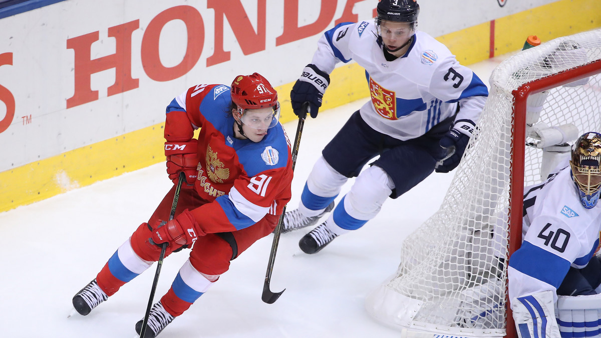 Rosja wygrywając z Finlandią 3:0, uzupełniła stawkę półfinalistów Pucharu Świata rozgrywanego w Toronto. Wcześniej awans z grup wywalczyły już Kanada, reprezentacja Europy i Szwecja. W meczu o honor Stany Zjednoczone przegrały 3:4 z Czechami.