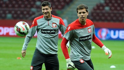 Robert Lewandowski i bramkarz Wojciech Szczęsny