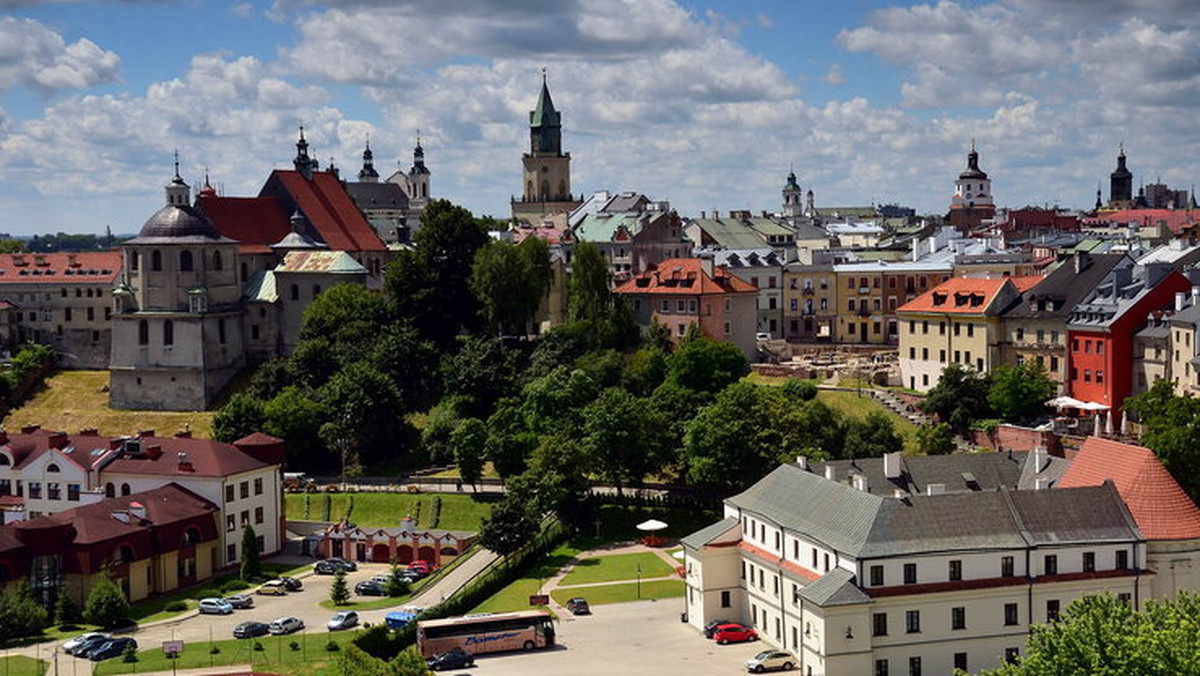 Koncerty, spektakle, wystawy i warsztaty artystyczne oraz improwizowane występy z udziałem publiczności wypełnią program festiwalu "Śladami Singera", który od czwartku będzie gościł kolejno w ośmiu miasteczkach woj. lubelskiego.