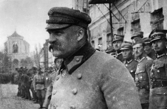 Józef Piłsudski z żołnierzami