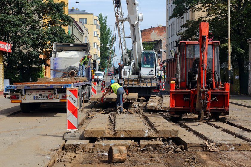 Na Gdańskiej pracownicy MPK pokazali jak remontować drogi w Łodzi