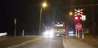 Było blisko tragedii. Wjechał autobusem niemal pod pociąg