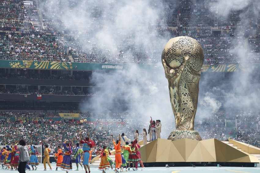 Velika statua u obliku trofeja namenjenog svetskom prvaku | Foto: Reuters