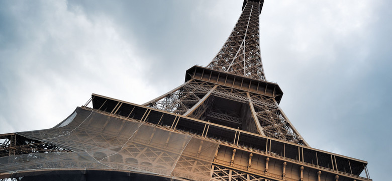 30 pustych wózków pod wieżą Eiffla. Wzruszająca akcja w Paryżu