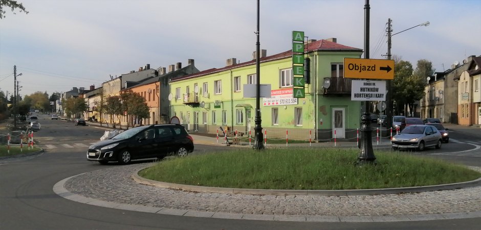 rondo im. hutników Hortensji i Kary – na pamiątkę po nieistniejących już hutach szkła w Piotrkowie samodzielnie nadali mieszkańcy