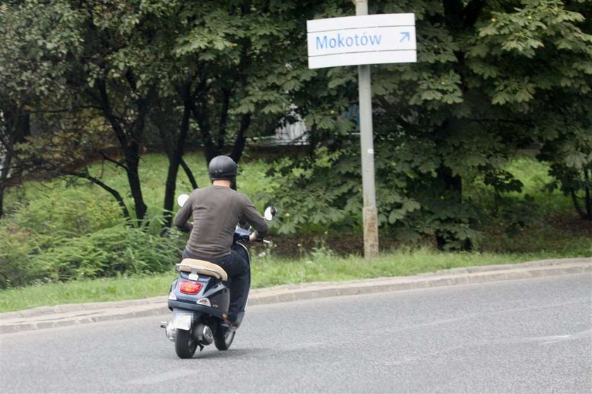 Szyc jeździ skuterkiem, bo autem nie może. FOTO!