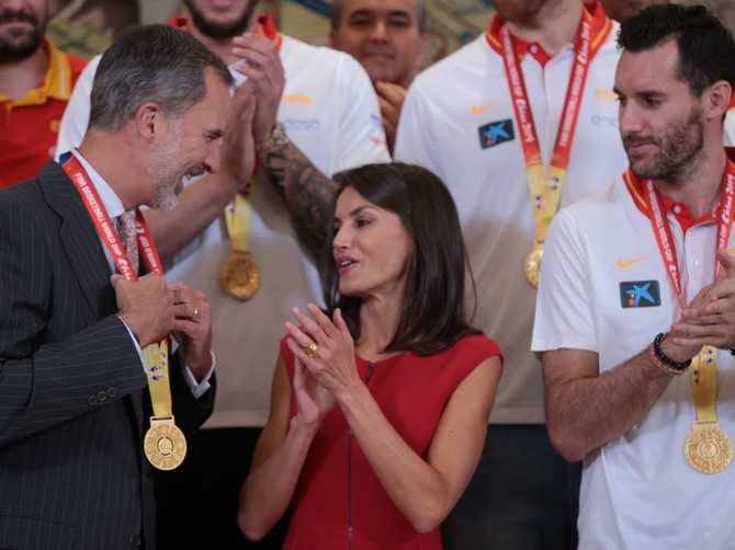 Kraljevski par i košarkapi, a i kralj se zakitio medaljom