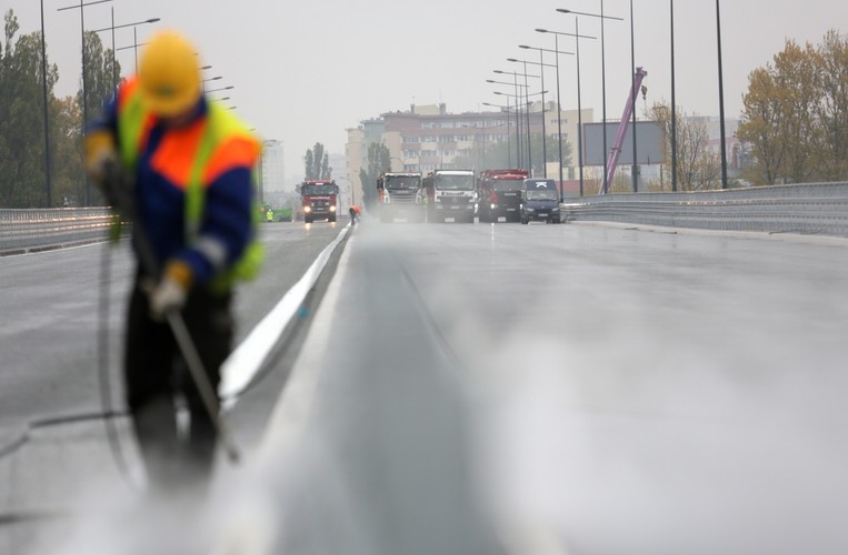 Most nie jest jeszcze w pełni wykończony. Montowane są balustrady i barierki. Na nowym asfalcie brak wymalowanych pasów, brakuje też oznakowania pionowego. <br><br>Fot. (mr) PAP/Leszek Szymański