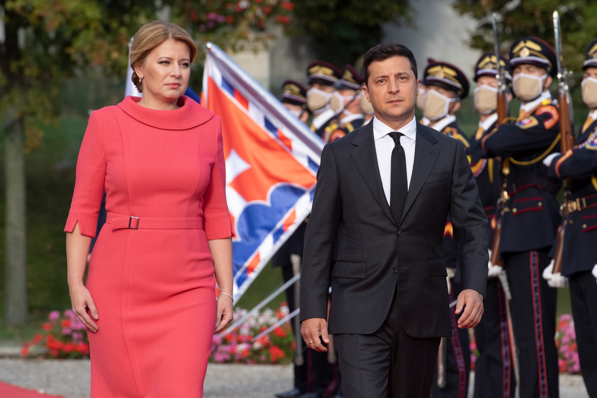Volodymyr Zelenskyj počas oficiálneho privítacieho ceremoniálu v Prezidentskom paláci 24. septembra 2020 v Bratislave.