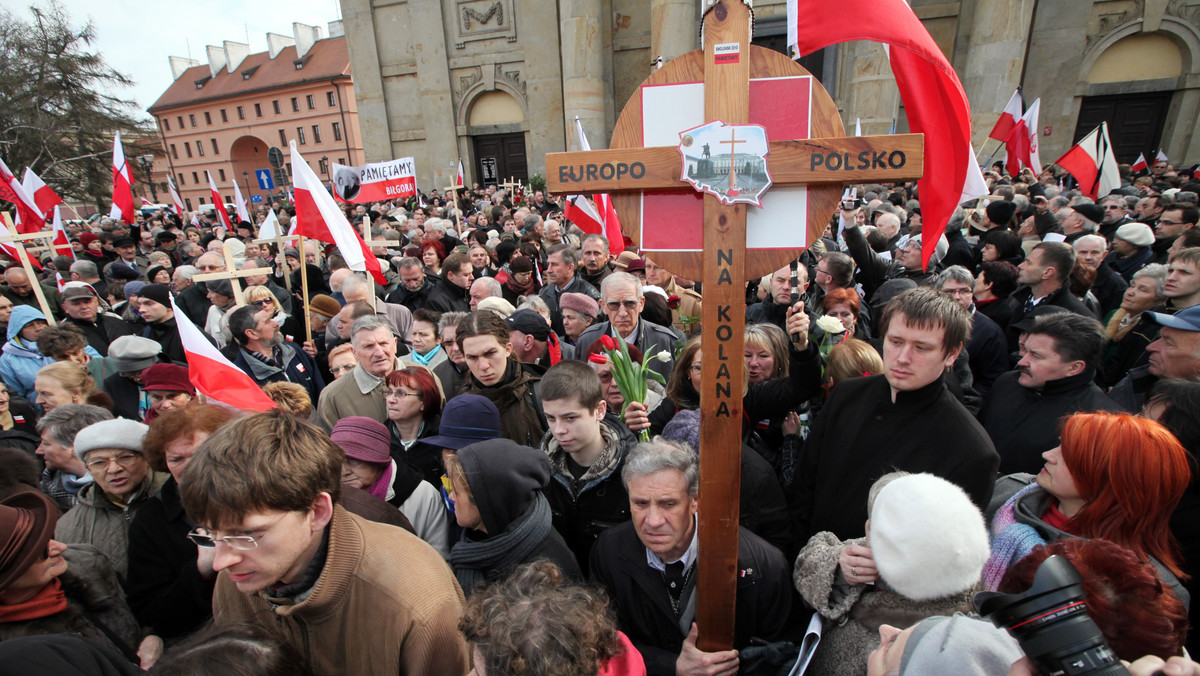 Według bp. Andrzeja Suskiego tylko poznanie prawdy jest skutecznym sposobem "leczenia niezabliźnionej rany", jaką była katastrofa w Smoleńsku. Ordynariusz toruński odprawił mszę w intencji ofiar katastrofy prezydenckiego samolotu.