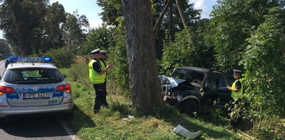 Auto owinęło się na drzewie. Zginął pasażer