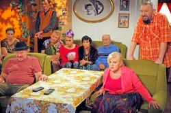 25 lat temu powstał "Świat według Kiepskich". Wypili 445 puszek piwa, słowo "kurde" padło prawie 3 tys. razy [FOTO]