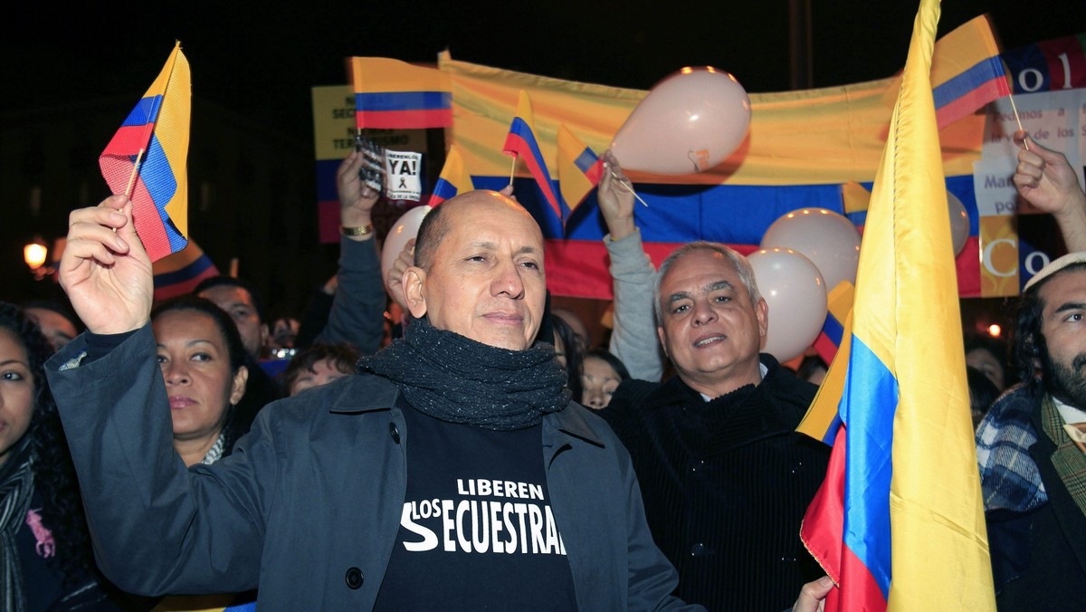 Dziesiątki tysięcy Kolumbijczyków protestowały dzisiaj w wielu miastach przeciw porwaniom i egzekucjom dokonywanym przez lewicową partyzantkę FARC. W listopadzie rebelianci FARC zabili czterech zakładników, ponad 10 lat więzionych w dżungli.