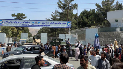 A tálibok bejelentették: vége a háborúnak - az amerikai zászló lekerült a követség épületéről