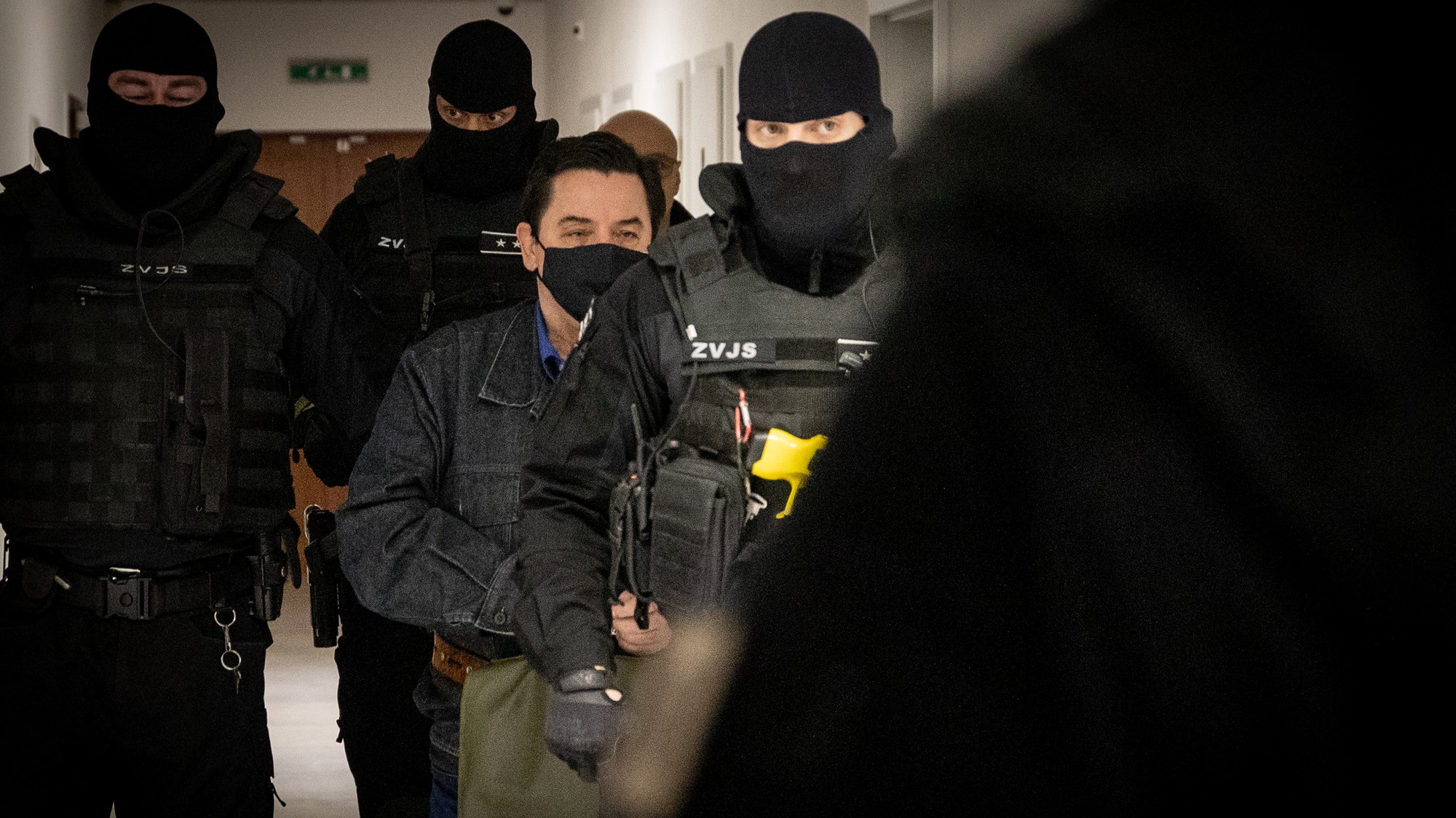 Eskorta privádza na súd Mariana Kočnera, 9.2.2026