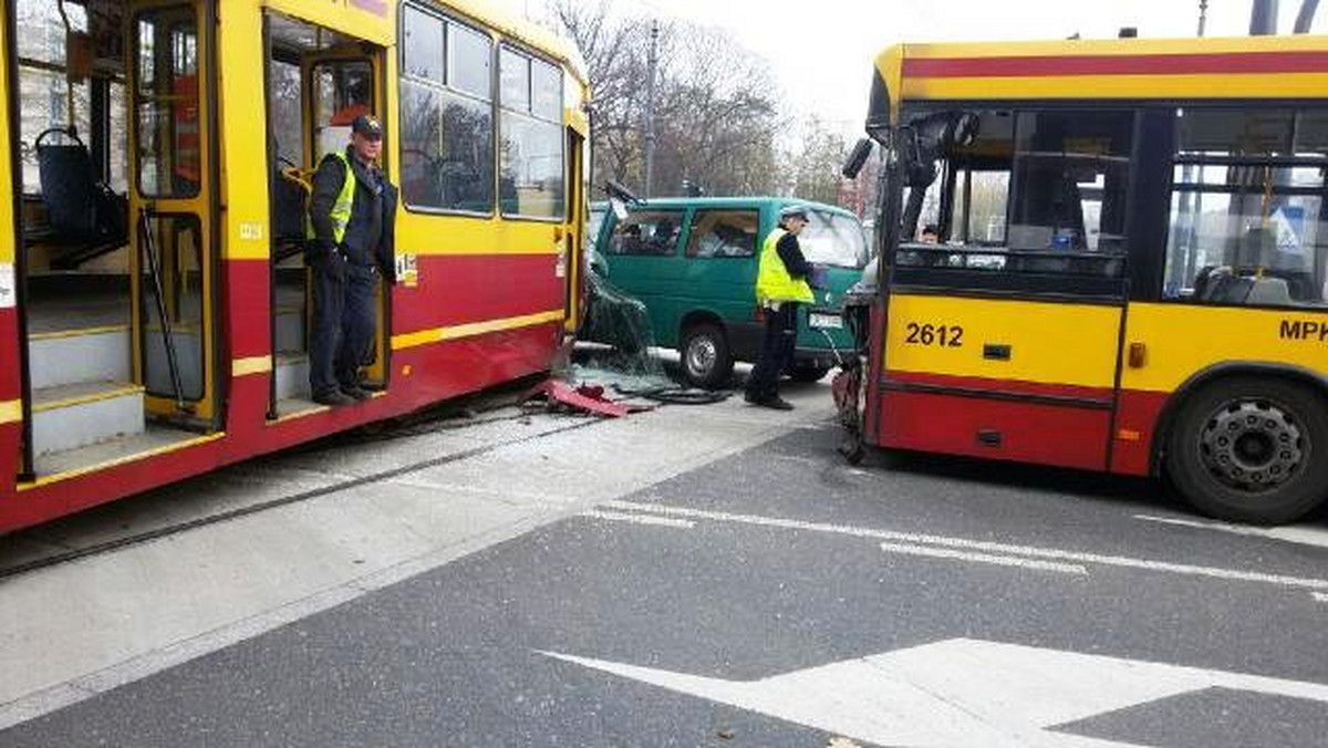 Krótko po 11 na skrzyżowaniu Włókniarzy i Mickiewicza tramwaj zderzył się z autobusem i busem. Rannych zostało osiem osób