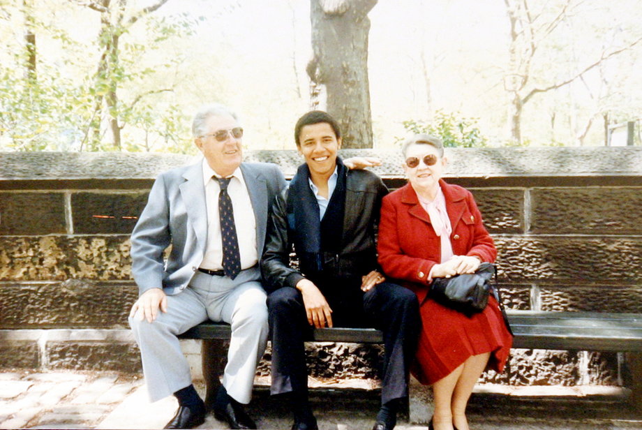 Barack Obama z babcią i z dziadkiem w Nowym Jorku w 1980 r.