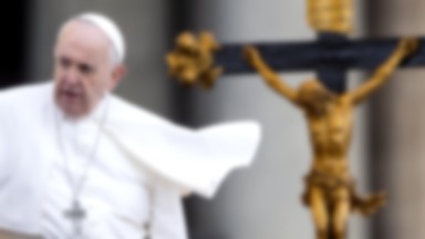 Papież Franciszek z tęczowym krzyżem. Uwaga na błędną interpretację