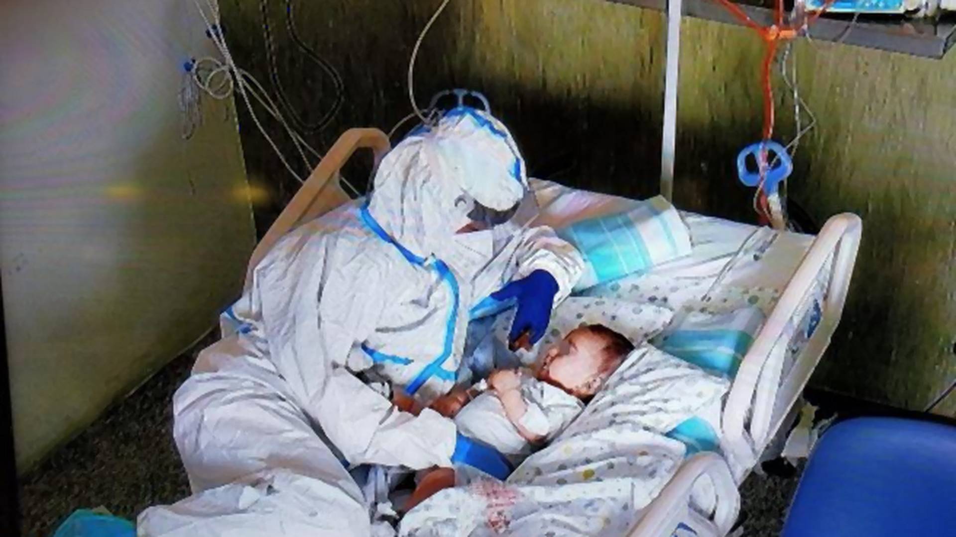 Pielęgniarka przytula dziecko. Chwytające za serce zdjęcie stało się hitem sieci