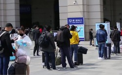 Tłumy ludzi próbują wydostać się z Wuhan. Ogromne kolejki przed dworcem [WIDEO]