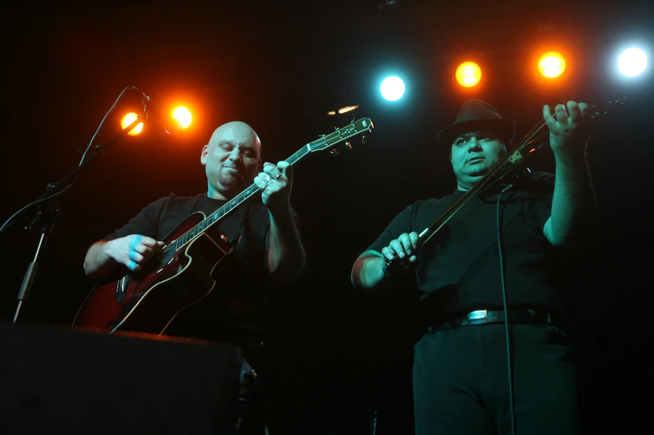 "Kal" (Usne kadifa) Proslavljeni urbani romski bend predstavnik je vorld mjuzika