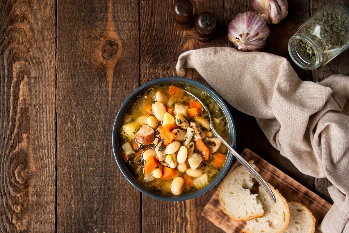 Zupa fasolowa na Dzień Wegetarian - bez boczku i kiełbasy.