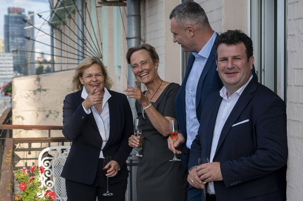 Minister Nancy Faeser , ambasador Anka Feldhusen, Witalij Kliczko, mer Kijowa i minister Hubertus Heil na balkonie niemieckiej ambasady w Kijowie