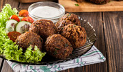  Falafel z ciecierzycy, bobu lub grochu. Przepis na pyszną przekąskę orientalną 