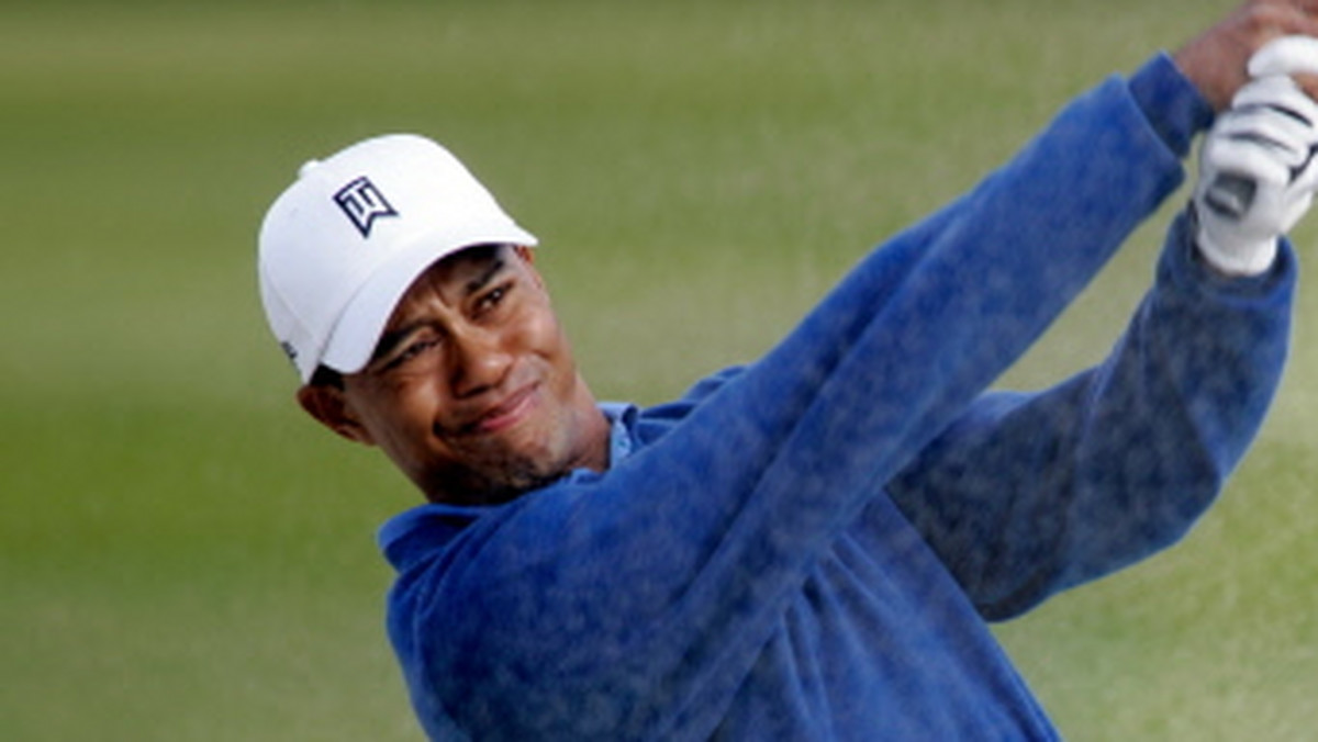 Po raz pierwszy od 13 lat słynny amerykański golfista Tiger Woods wypadł poza czołową dziesiątkę światowego rankingu. Na opublikowanej w poniedziałek liście zajmuje 12. miejsce. Prowadzi Anglik Lee Westwood.