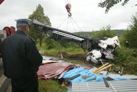 30.07.2007 - Checiny klolo Kielce (swietokrzyskie) wypadek drogowy. Droga krajowa nr 7 Ciezarowy Man (wiozacy blache) jechal w strone Warszawy. W pewnym momencie na jego pas zjechal kierowca opla Astry na krakowskich numerach, uderzyl w kolo ciezarowki i wyladowal w rowie. Po zderzeniu kierowca ciezarowki stracil panowanie nad pojazdem i zjechal na swoj lewy pas. Wtedy zderzyl sie czolowo z jadacym w strone Krakowa Seatem. Zepchnal seata z drogi. Sila uderzenia wciagnela seata pod Mana.Strazacy ciezkim dzwigiem podniesli ciezarowke i potem wydobyli zwloki.Na miejscu zginela pasazerka opla i kierowca Seata. Kierowcy Mana nic sie nie stalo.Fot. Dariusz GacekNZ: seat w ktorym zginal kierowca