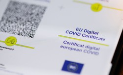 Wymóg certyfikatu szczepień przeciwko COVID-19 miał wpływ na przebieg pandemii