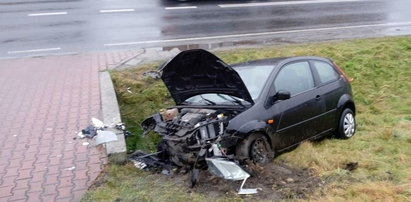 Tragedia na Śląsku. Ford wpadł do rowu i uderzył w przepust [ZDJĘCIA]