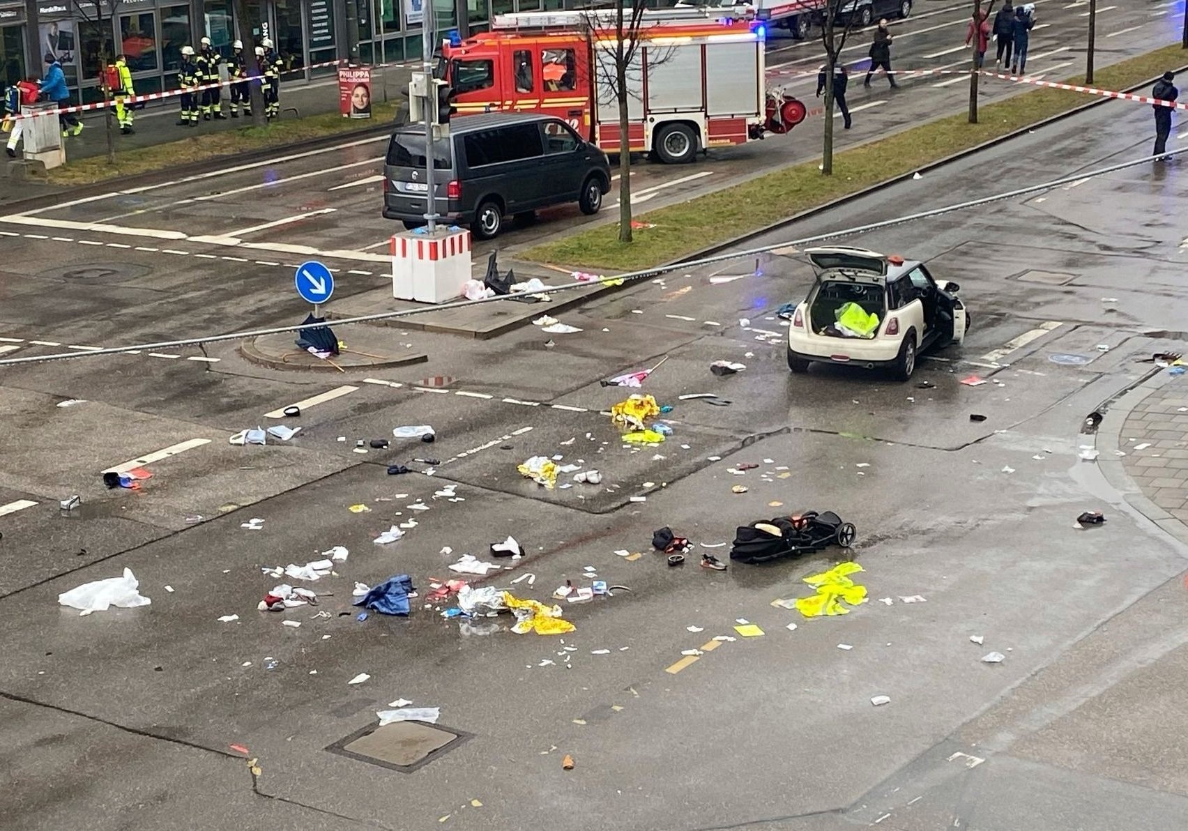 V Mníchove vrazilo do davu ľudí auto.