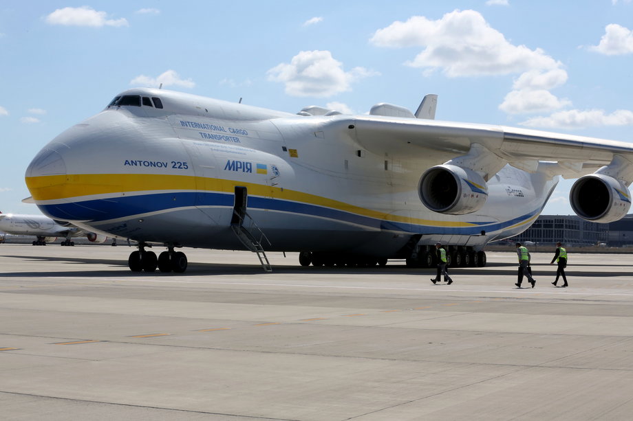 Największy samolot transportowy świata Antonow An-225 Mrija. Został zniszczony w lutym 2022 r. przez rosyjskie pociski w czasie ataku na ukraińskie lotnisko Hostomel w pierwszych dniach pełnoskalowej napaści Rosji na Ukrainę. 