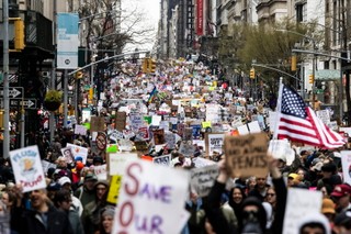 'Ręce precz': Setki tysięcy osób protestowało przeciwko Trumpowi we wszystkich stanach