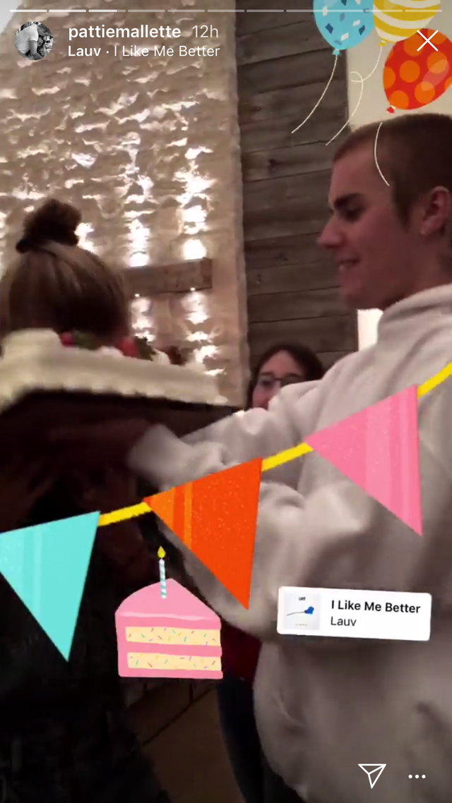 Justin Bieber úgy ünnepelte a felesége, Hailey Baldwin szülinapját, hogy egy tortát nyomott a képébe