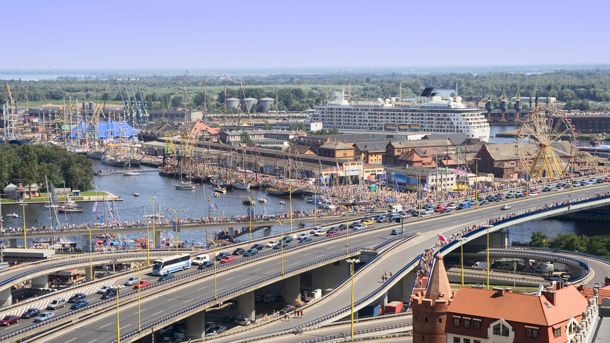 Za pół roku ma być gotowa dokumentacja potrzebna do poprawy komunikacji drogowej w Szczecinie, a także rowerowej - w Szczecińskim Obszarze Metropolitalnym. Dzisiaj podpisano dokumenty zapewniające dofinansowane przygotowania tych projektów ze środków unijnych.